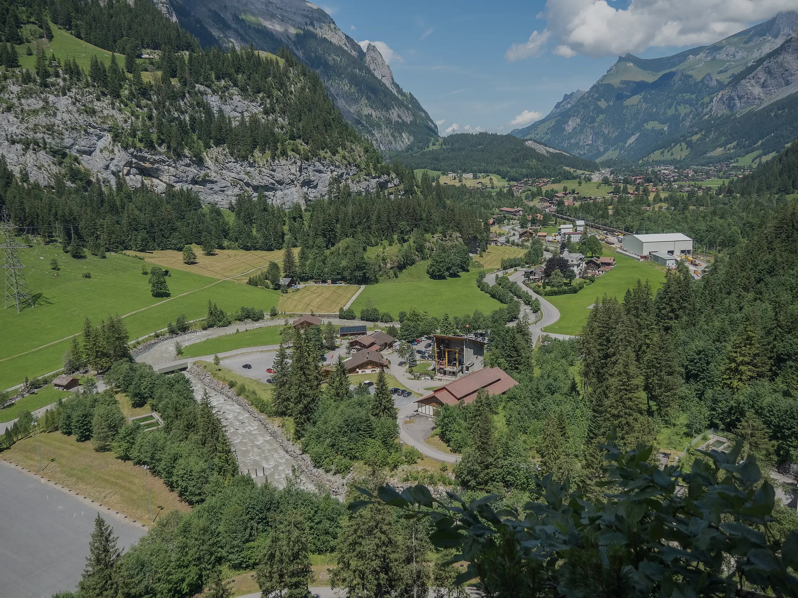 Kandersteg im Tal von oben, Strasse, Wald und Felswände