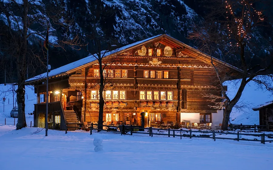Der Landgasthof Ruedihus im Schnee zur blauen Stunde