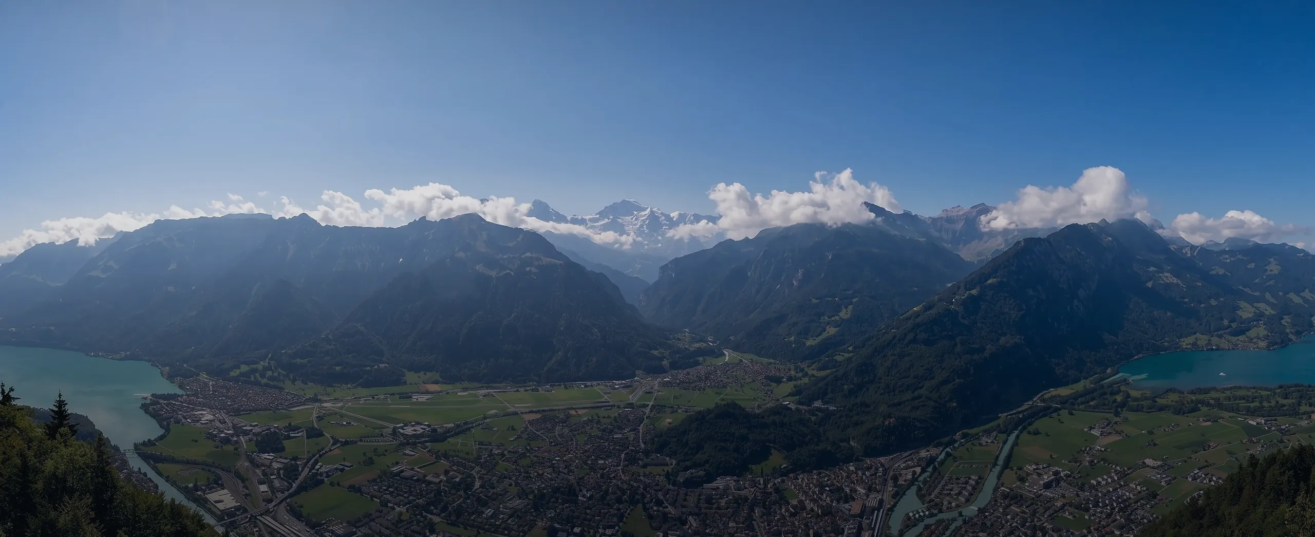 Interlaken zwischen Thunersee und Brienzersee, dahinter die Berge, vom Harder aus gesehen