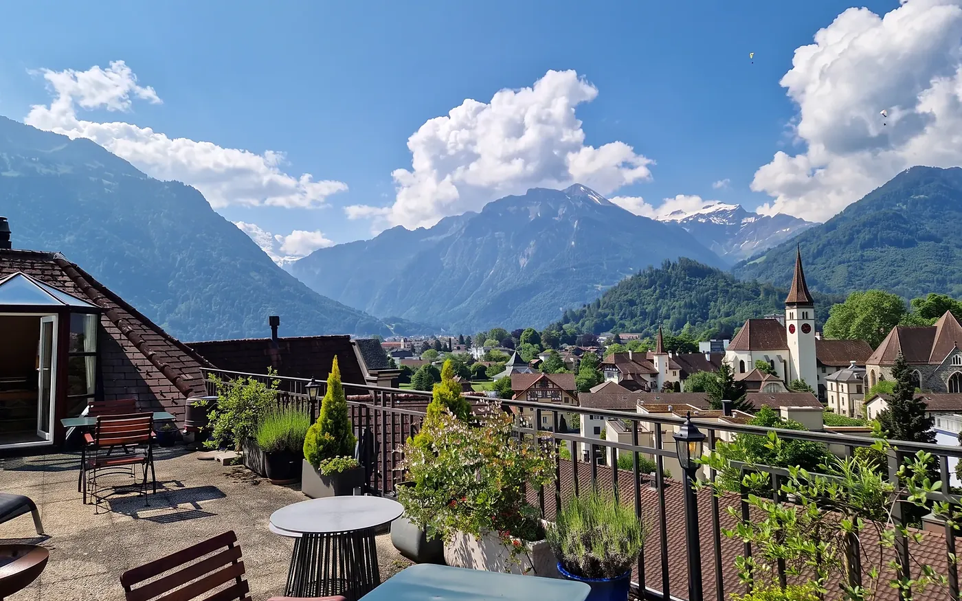 Die Dachterrasse über den Dächern von Interlaken, Blick in die Berge
