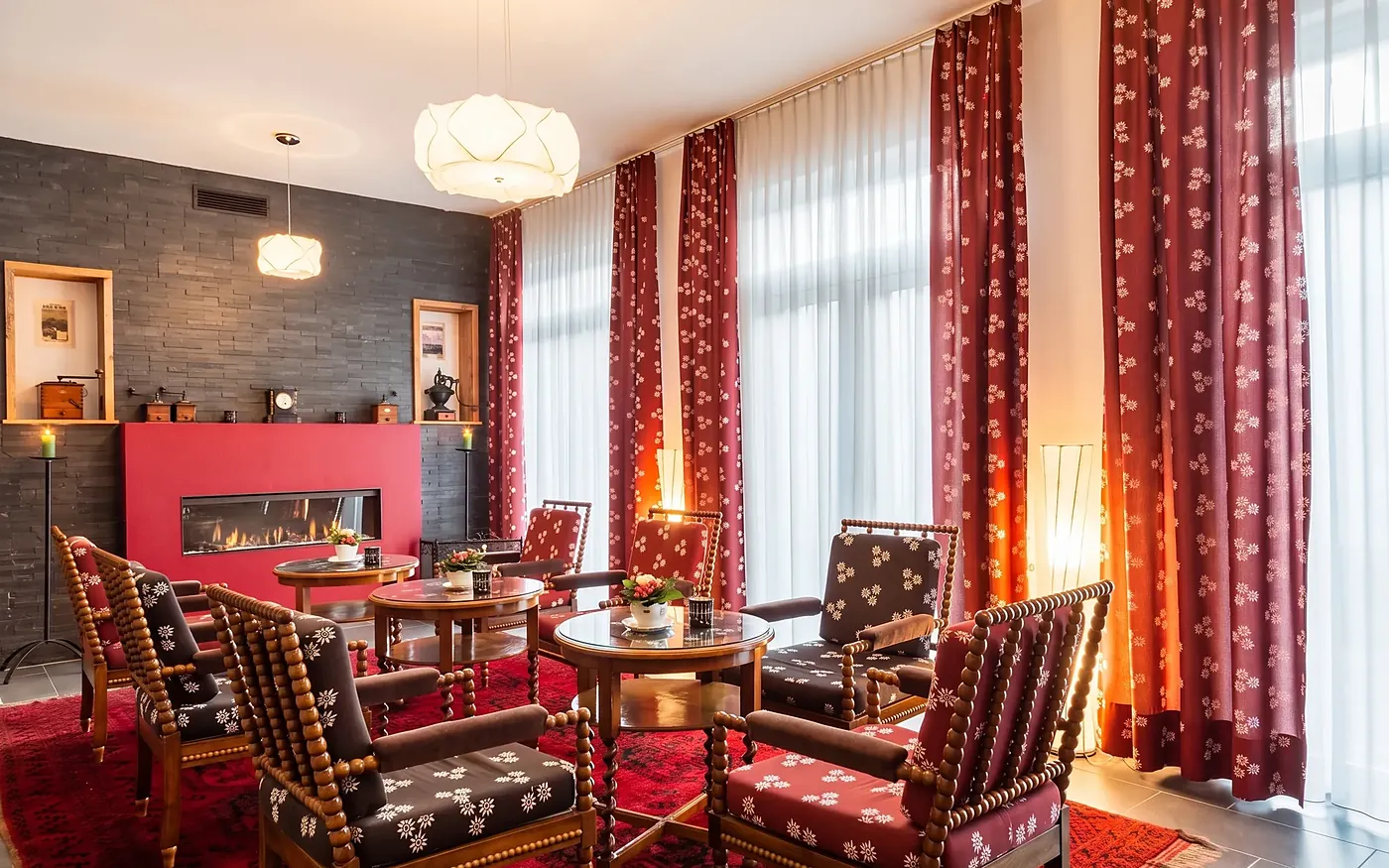 Die Kaminbar mit roter Wand, Sesseln und Kerzen