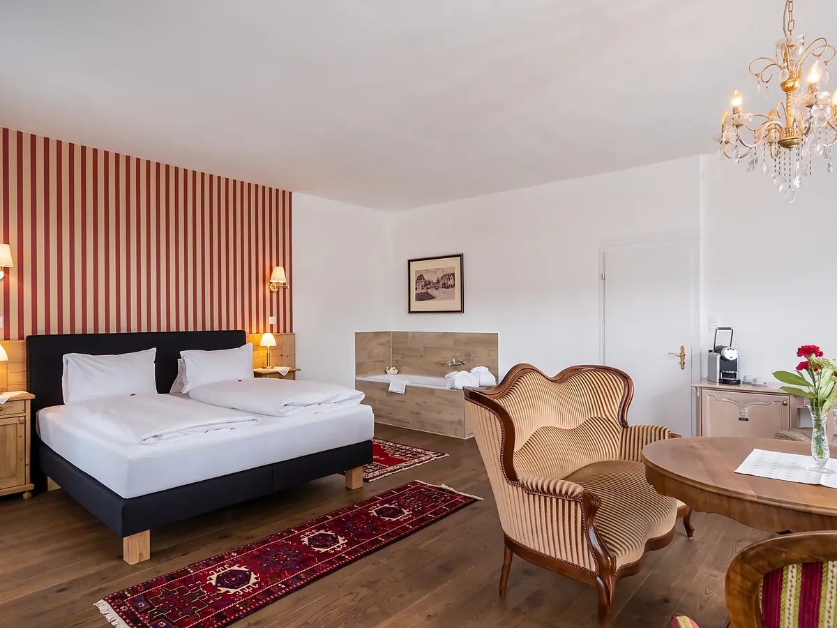 Signature-Suite mit Doppelbett, Sessel und Teppich