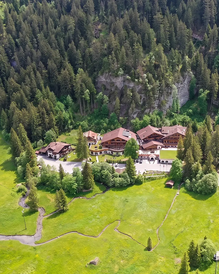 Das Waldhotel Doldenhorn am Waldrand, aus der Luft gesehen