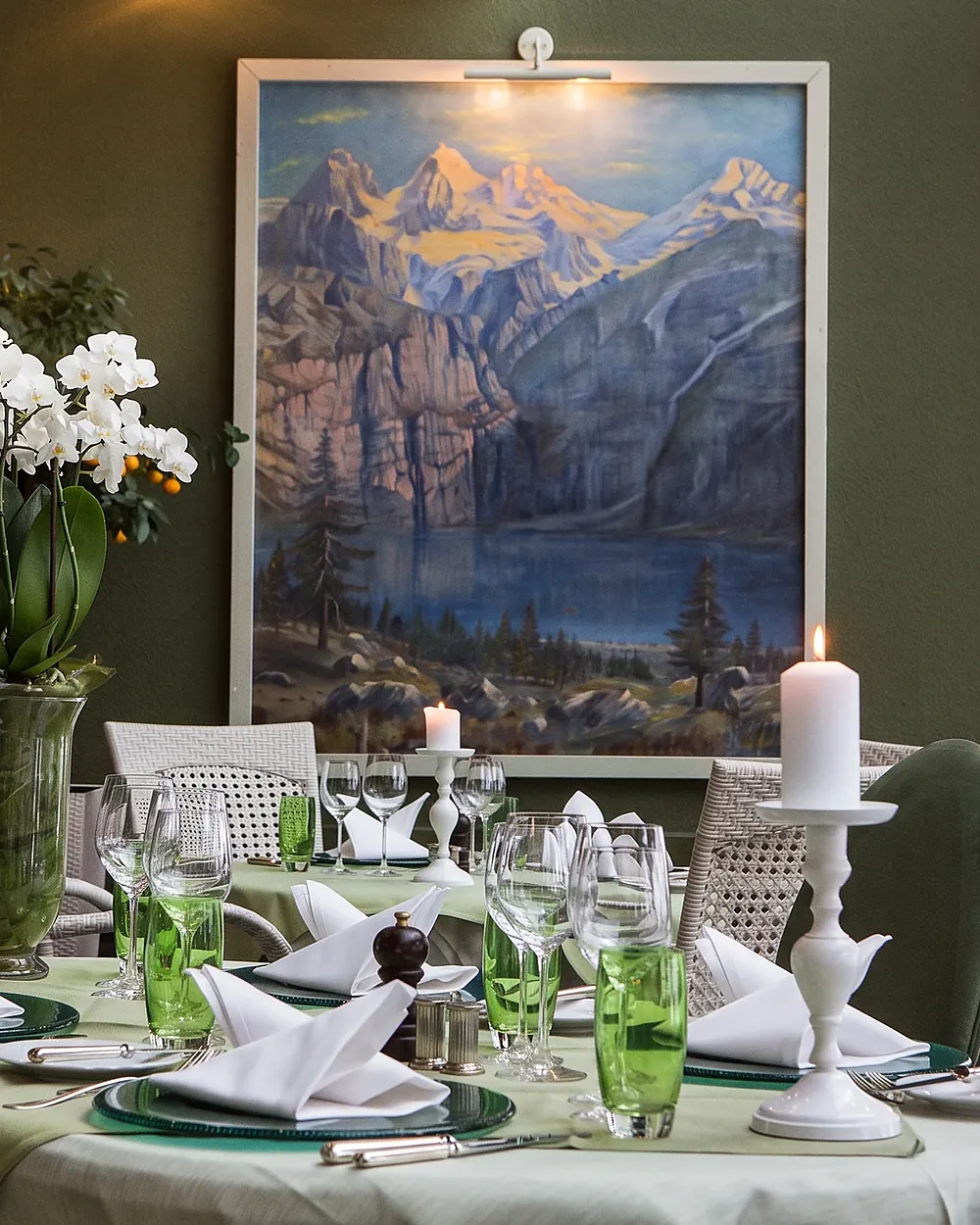 Gedeckter Tisch im Restaurant, Orchideen, ein Gemälde der Berge