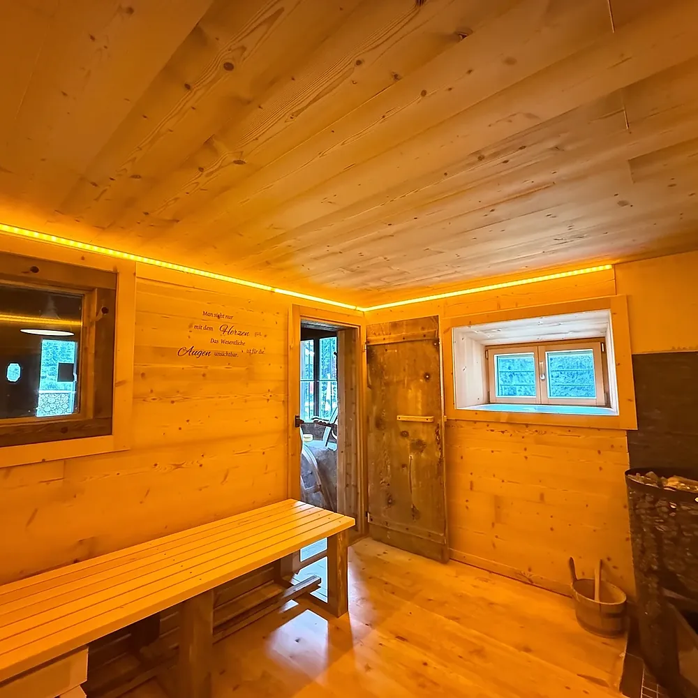 Die Sauna in der alten Käserei: helles Holz, warmes Licht