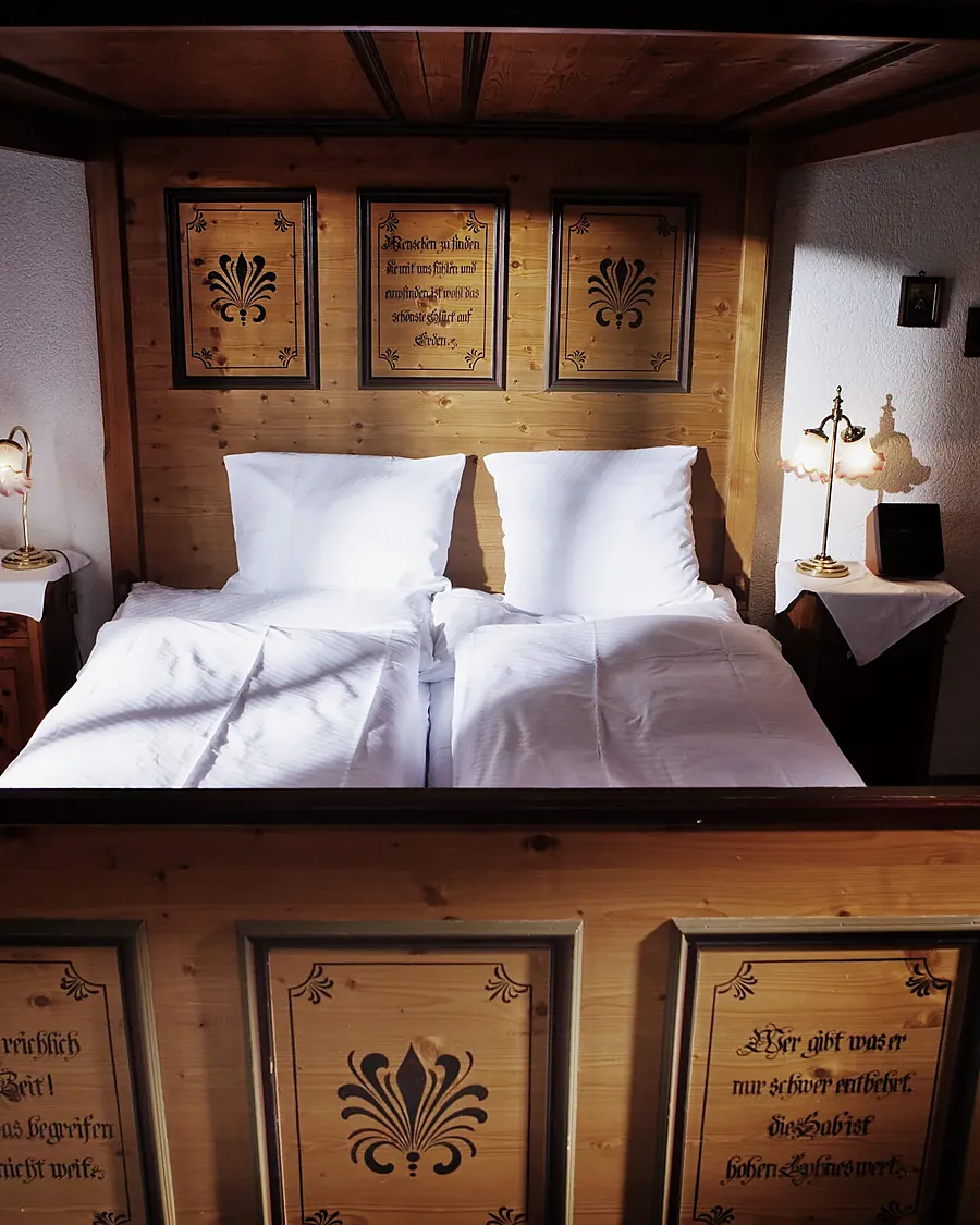 Himmelbett aus Holz mit bemalten Tafeln